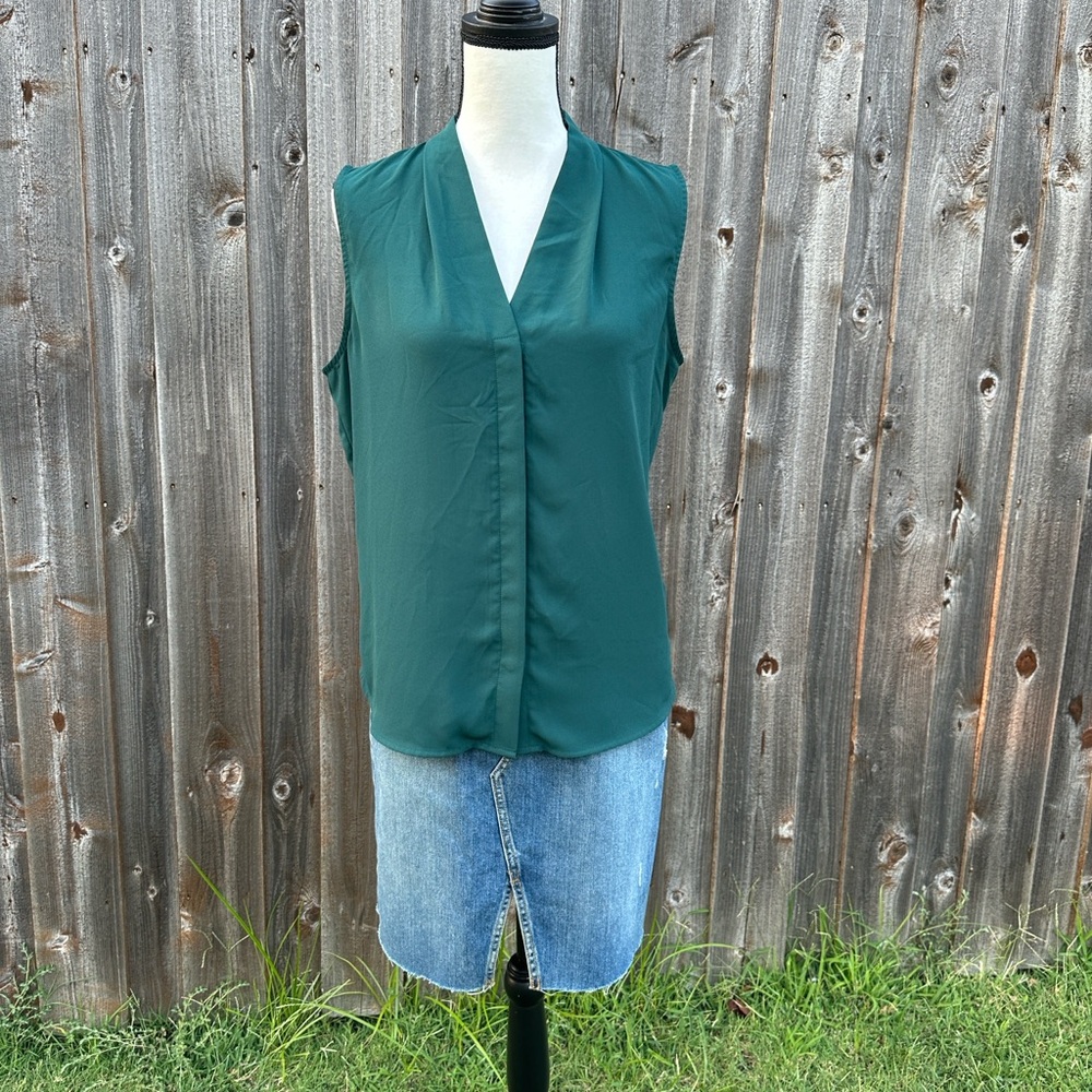 Nordstrom Rack V-Neck Green Sleeveless Top EUC